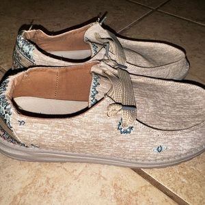 Hey Dudes shoes size 9